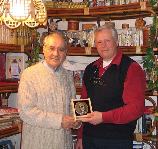 Анатолий Алексин принимает медаль иерусалимского корчаковского общества "За заслуги в деле защиты детства". Медаль вручает председатель общества Михаил Польский.