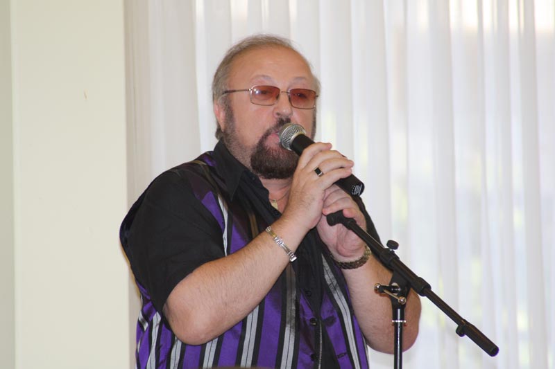 Композитор и певец Алекс Ческис